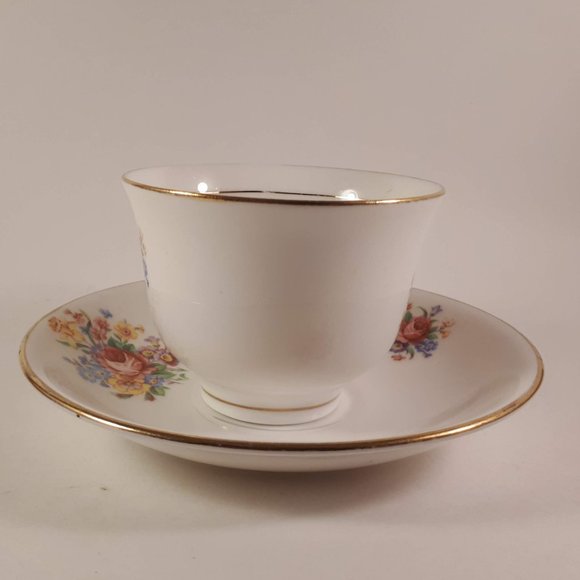 Vintage pretty Vale bone china floral teacup and saucer-England - Picture 5 of 8